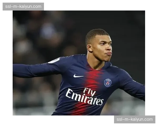 特写：姆巴佩打入巴黎生涯第300球后，指向看台上的家人