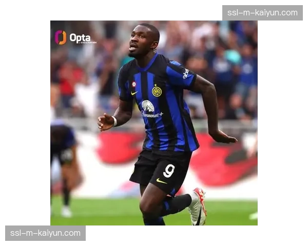 通讯：追随父亲足迹，小图拉姆在梅阿查球场赢得掌声的成长之路