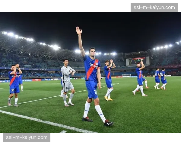 特写：暴雨中主裁判与双方队长沟通，上海德比一度中断